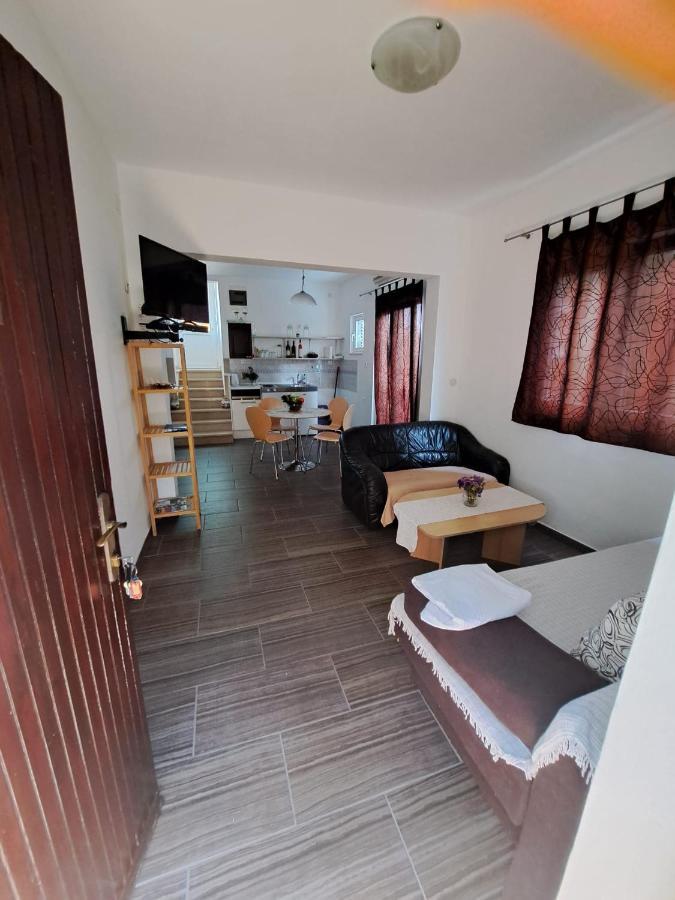Apartmani Dusica Lumbarda Exteriör bild