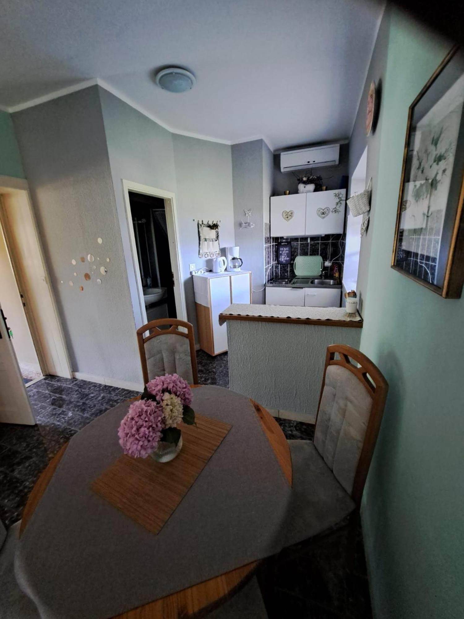 Apartmani Dusica Lumbarda Exteriör bild