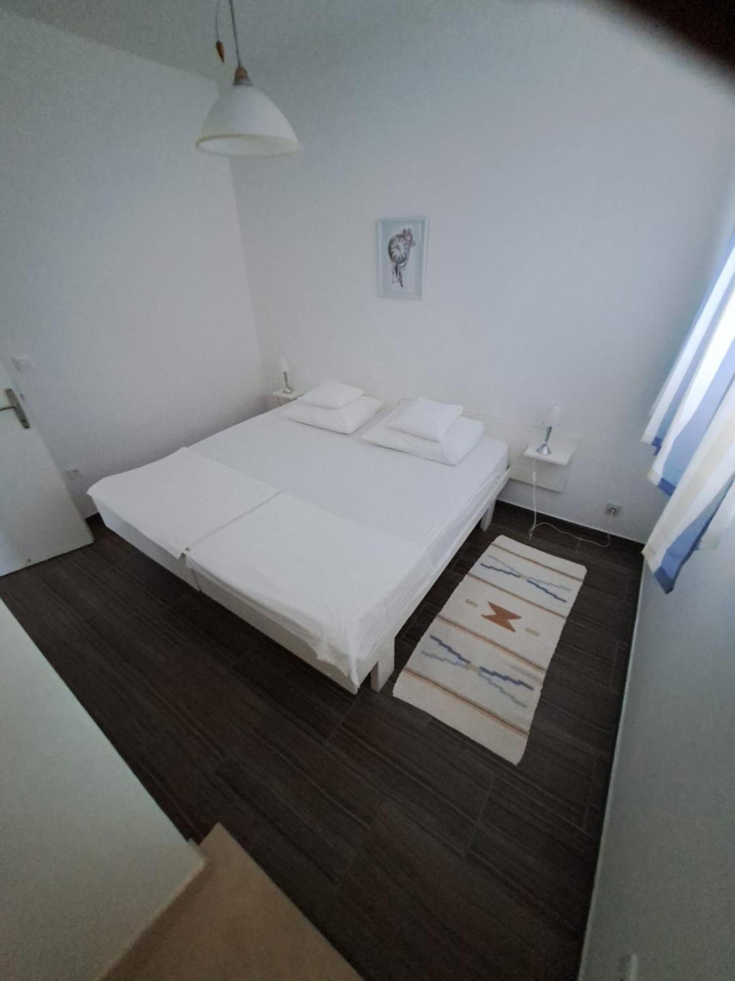 Apartmani Dusica Lumbarda Exteriör bild