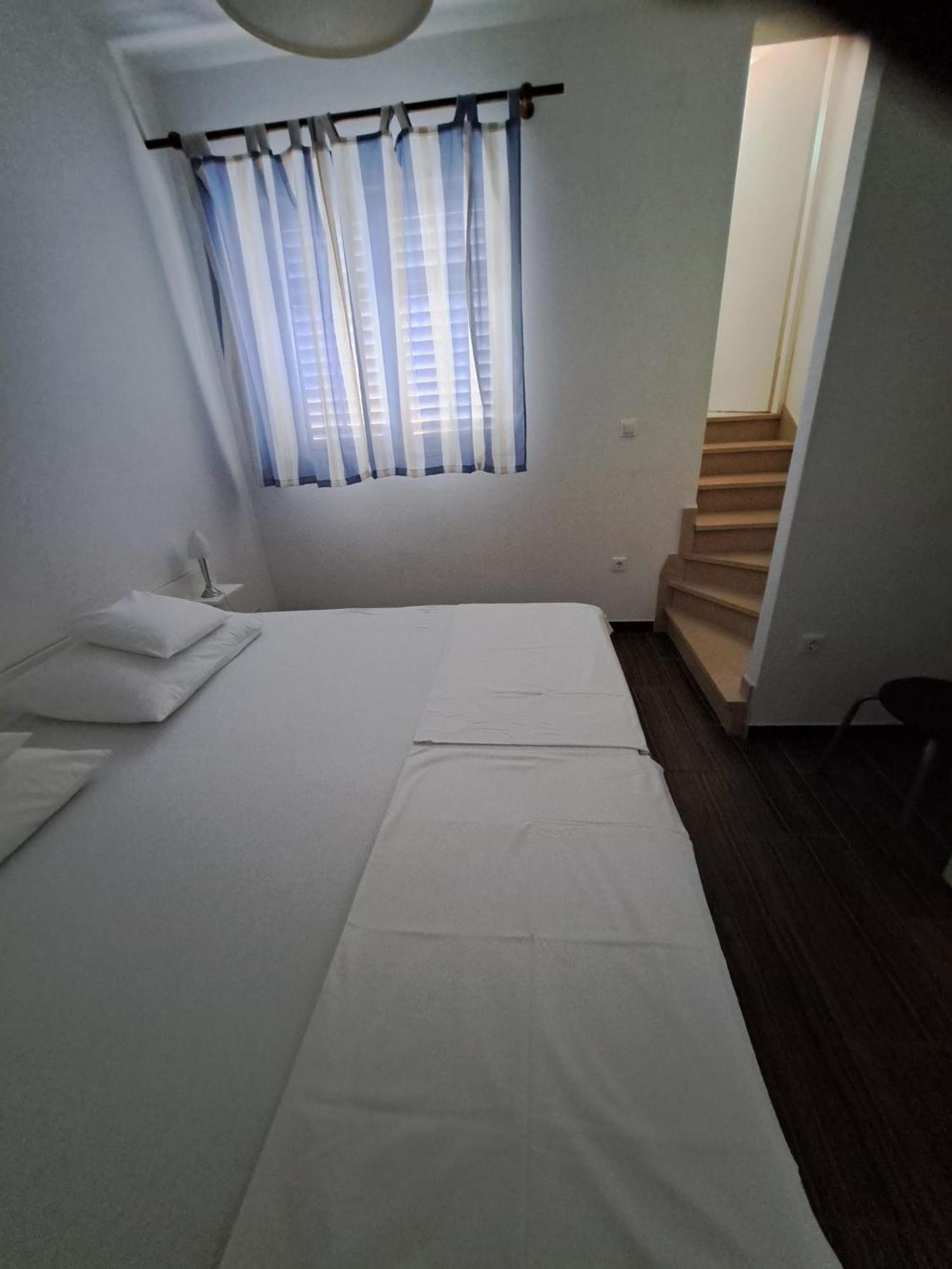 Apartmani Dusica Lumbarda Exteriör bild